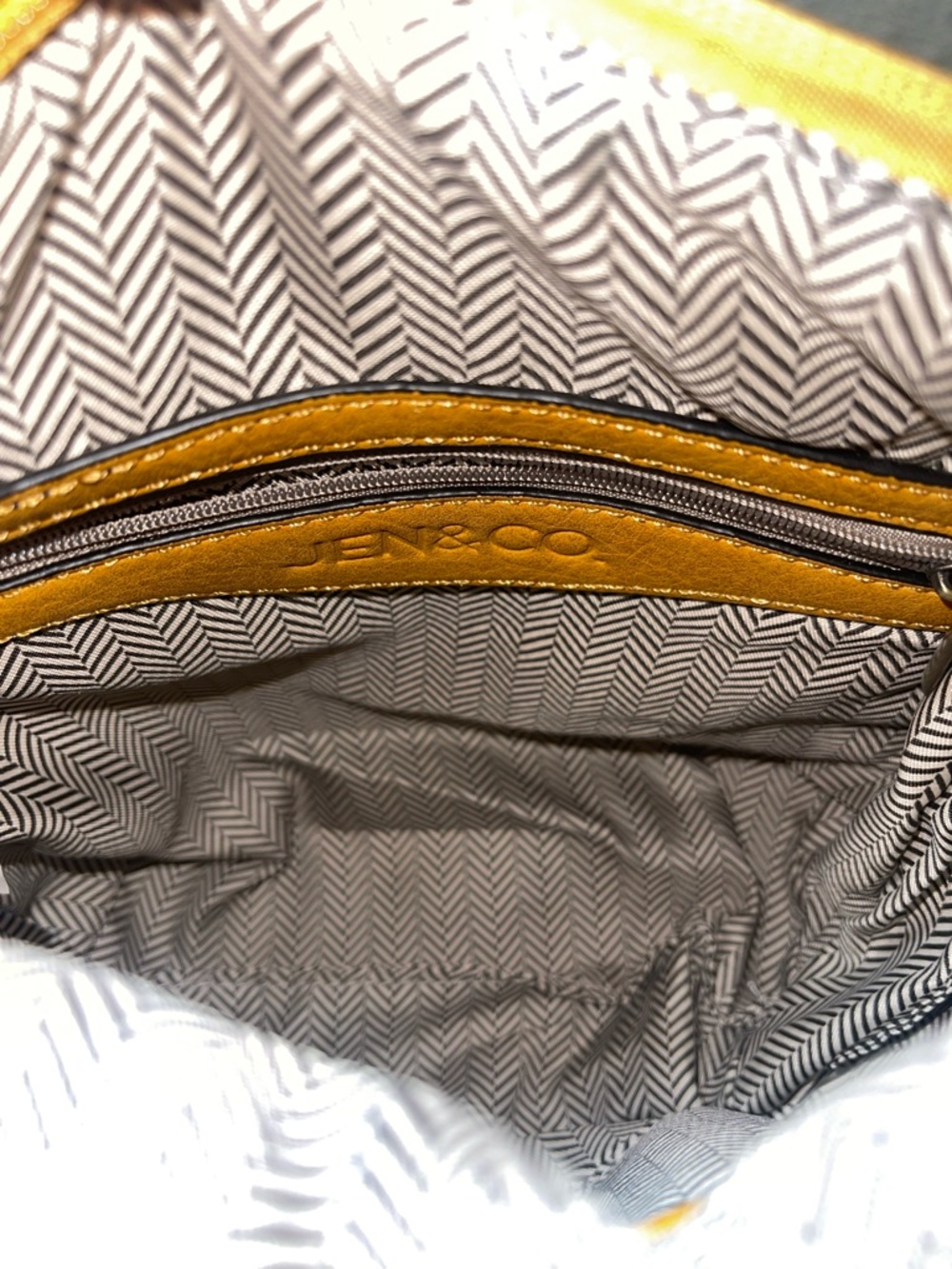 Jen & Co vegan leather Dylan crossbody- mustard - new - Picture 7 of 7